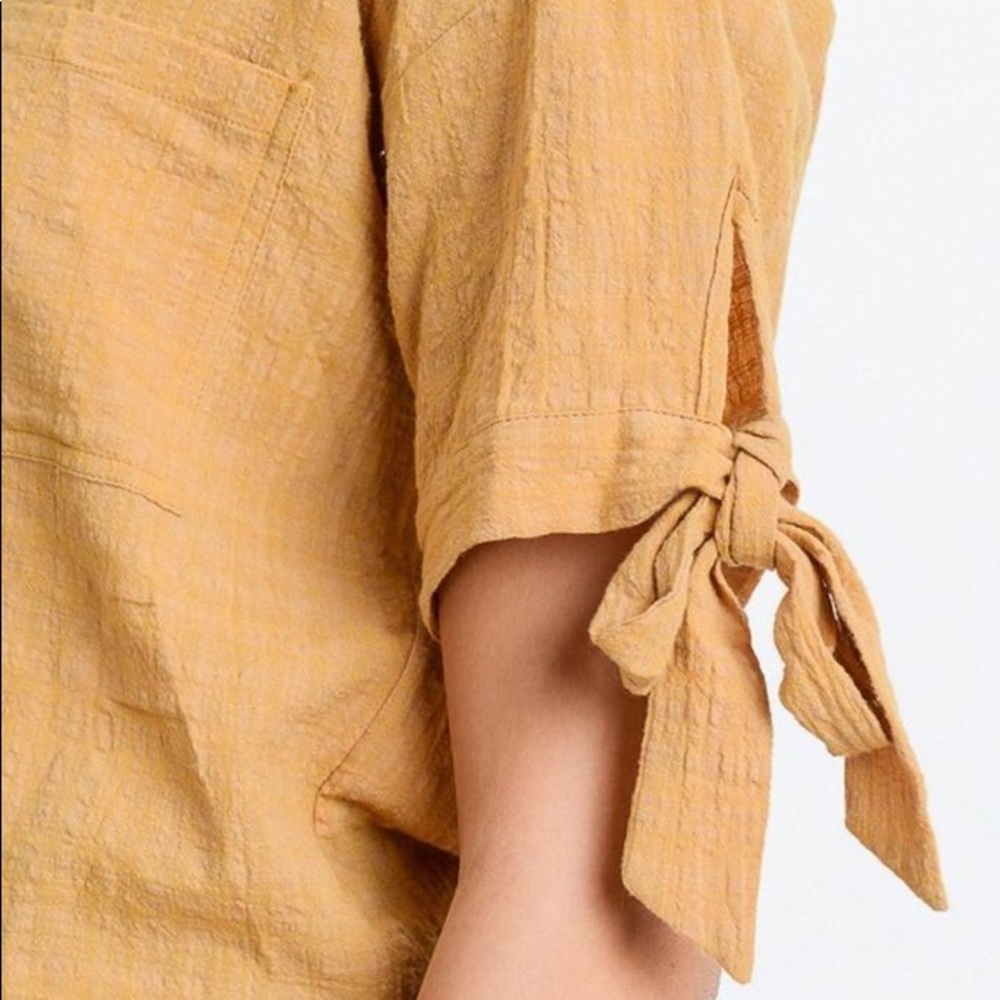 ⭐️Short Sleeve Button Up Top With Tie Sleeve⭐️ - Picture 5 of 6